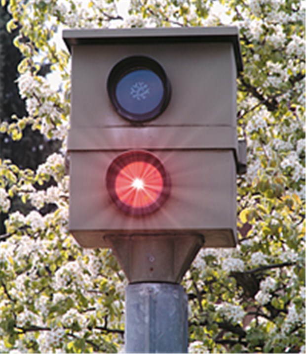 Rotlicht mit Folgen - aber nur für drei Monate Wird ein Auto geblitzt, beginnt für die Bußgeldstelle der Kampf gegen die Zeit. © Phototom / fotolia.com