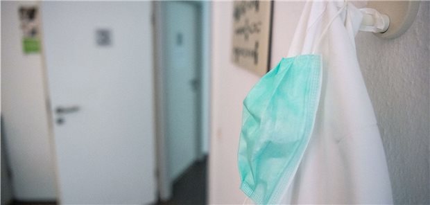 Wird eine Quarantäne verhängt, kann diese unter Umständen auch nur den Arzt betreffen. Dann ist zu organisieren, wie das Team weiterarbeiten kann.