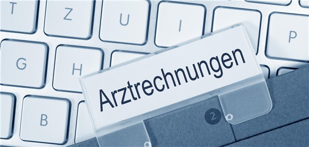 Eine Akte mit der Aufschrift "Arztrechnung"