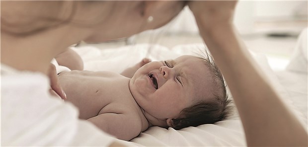 Wirklich alles ok? Eine spinale Muskelatrophie vom Typ I, das heißt die infantile Verlaufsform, war bis vor wenigen Jahren mit ausgeprägten Behinderungen der motorischen Entwicklung, früher Ateminsuffizienz und einer durchschnittlichen Überlebensrate unter einem Jahr assoziiert. (Symbolbild)