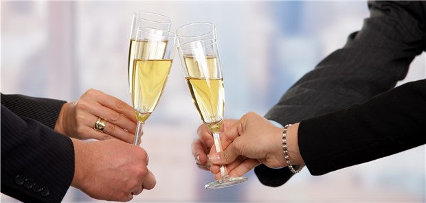 Alkohol im Job – ein Qualitätskiller und Sicherheitsrisiko Wirklich nötig? Selbst der harmlose Sekt zum Anstoßen bei Firmen-Feiern kann hinterfragt werden, so die Deutsche Hauptstelle für Suchtfragen, wenn es darum geht, Alkoholprobleme am Arbeitsplatz gar nicht erst entstehen zu lassen.
