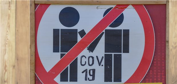 KV-Chef beklagt fehlende Hilfe vom Land in Corona-Krise Wirklich schon Schluss mit COVID-19 wie dieses Schild im brandenburgischen Gersdorf verheißt? Zumindest die erste Welle sieht die Kassenärztliche Vereinigung gut überstanden.