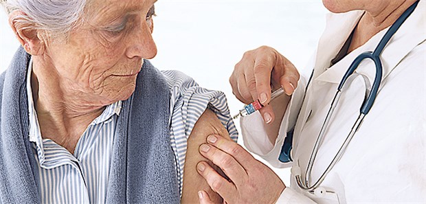 Auch ein begrenzter Schutz ist besser als gar keiner! Wirksamer Pieks: Immer weniger alte Menschen in Deutschland lassen sich gegen Influenza impfen.