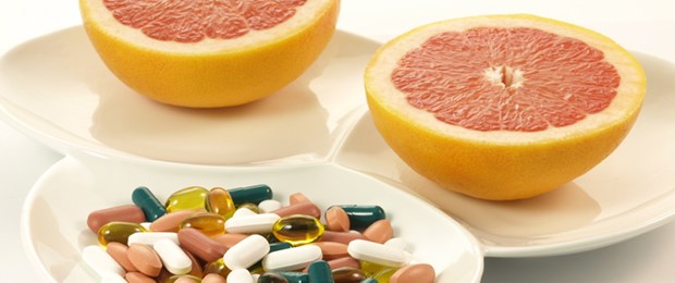 Saft mit Wechselwirkung Wirkstoffe aus Grapefruits können zusammen mit einigen Arzneimitteln gefährliche Wechselwirkungen auslösen. Mögliche Folgen sind Tachykardien, Rhabdomyolysen oder Nierenschäden. Patienten müssen das wissen.