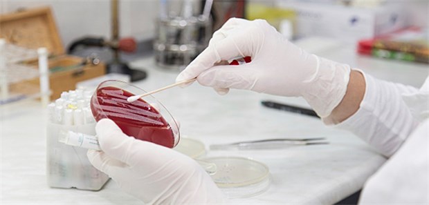 Am Start – RESIST-Programm gegen Resistenzen Wirkt das Antbiotikum noch? Um der Zunahme von Resistenzen entgegen zu wirken, setzt RESIST auf die Arzt-Patienten-Kommunikation.