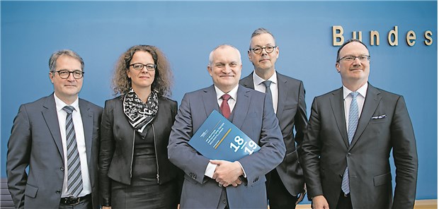 Sachverständige ziehen an einem Strang Wirtschaftsweisen: Ratsvorsitzender Professor Christoph Schmidt (M) sowie die Mitglieder Volker Wieland, Isabel Schnabel, Peter Bofinger bei der Vorstellung ihres jüngsten Ratsgutachtens (v.l.n.r.).