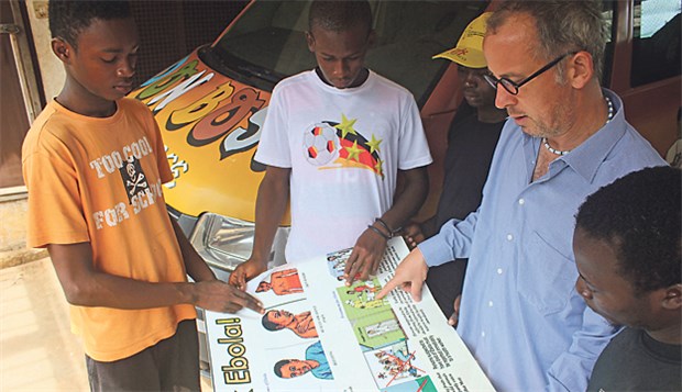 Verstärker Kampf gegen gefährliches Halbwissen Wissen gegen die Ebola-Epidemie: Aufklärung in einem Jugendzentrum in Sierra Leone.
