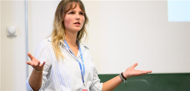 Wissenschaftler der Fakultät für Allgemeinmedizin in Augsburg haben ein Evidenz-Mapping zum Thema „Planetare Grenzen und Gesundheit in der Allgemeinmedizin“ erarbeitet, Franziska Koch präsentierte die Ergebnisse beim DEGAM-Kongress.