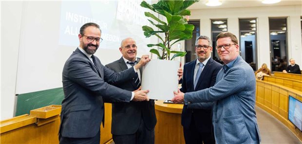 Wissenschaftsminister Sebastian Gemkow und Dekan Ingo Bechmann gratulieren Direktor Markus Bleckwenn und Stellvertreter Stefan Lippmann (v.l.) zur Institutsgründung mit einem symbolischen Bäumchen für Wachstum und Entwicklung.