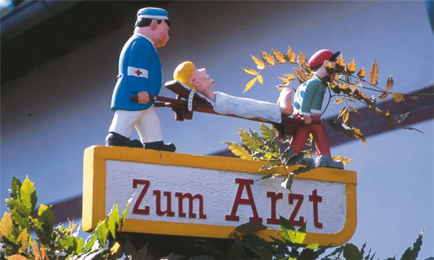 Ärztemangel: CSU will starre Zulassungssperren aufheben Wo, bitte schön, gibt´s die nächste Landarztpraxis? Hinweisschild aus Holz in Burg im Spreewald © NBL / imago