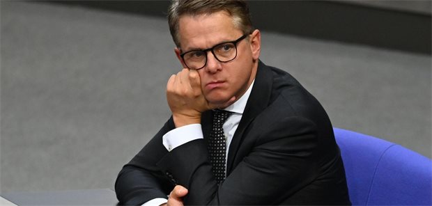 Carsten Linnemann (CDU), Bundesminister für Gesundheit, sitzt bei einer Sitzung des Bundestags auf der Regierungsbank.