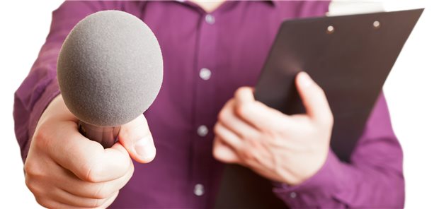 Hört bei Glyphosat das Urheberrecht auf? Mikrofon eine Journalisten: Wo endet im Umgang mit Bundesbehörden die Informationsfreiheit? Bis wohin dürfen diese ihr Urheberrecht auch im Dienste der Wissenschaft ausüben?