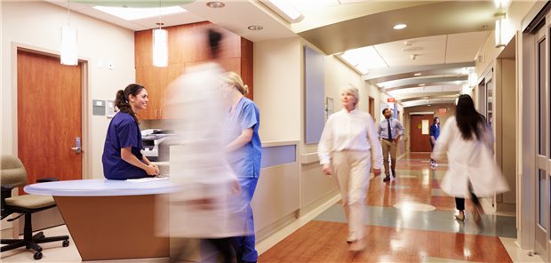 Wo finden Versorgungsstrukturen der Grund- und Übergangsversorgung künftig ihren Platz - im stationären oder ambulanten Setting? Die Bertelsmann-Stiftung empfiehlt, einen dritten Weg zu prüfen.
