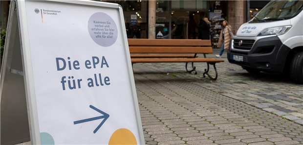 Wo geht es bitte zur elektronischen Patientenakte? Trotz Info-Kampagnen, wie hier vom Bundesgesundheitsministerium, haben sich bisher nur wenige Versicherte und Patienten in ihrer ePA angemeldet.