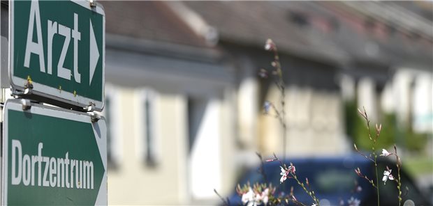 Zentren – eine Rettung für Österreichs Allgemeinmedizin? Wo geht‘s hier zum Arzt? In den ländlichen Gebieten Österreichs sorgen sich Bewohner um die Gesundheitsversorgung, da vermehrt Praxen geschlossen werden und Ärzte in Gesundheitszentren ausweichen.