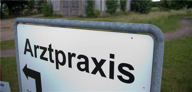 Wo geht’s zum Arzt: In Nordrhein kann jetzt auch die Niederlassung von Hausärztinnen und Hausärzten in Städten gefördert werden.