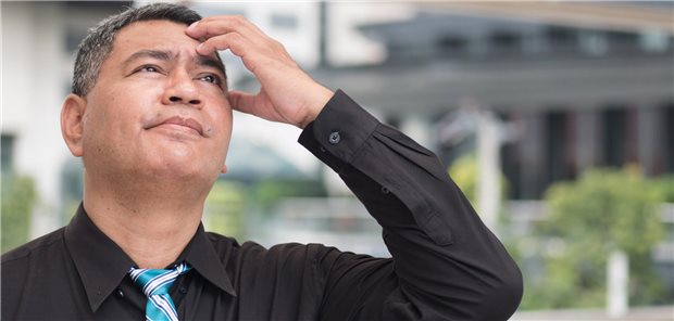 Wo ging es gleich noch hin? Kognitive Beeinträchtigungen durch Alzheimer können bei Personen mit bestimmten Genvarianten schon sehr früh auftreten. (Symbolbild mit Fotomodell)