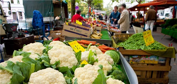 Stände mit Gemüse auf einem Wochenmarkt in Hannover.