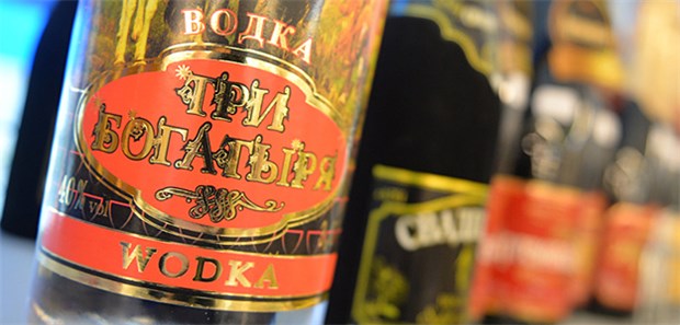 „Unser Hauptziel ist es, nüchtern zu bleiben“ Wodkaflaschen: Das größte Land der Welt kämpft gegen die Alkoholsucht vier Russen.