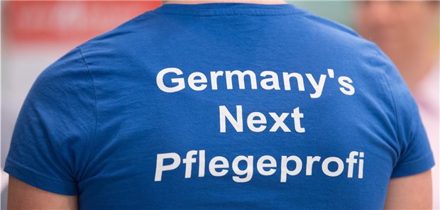 Nur jeder dritte ambulante Pflegedienst bildet Pflege-Nachwuchs aus Eine Teilnehmerin des 13. Pflegedialoges trägt ein T-Shirt mit der Aufschrift "Germany's Next Pflegeprofi".