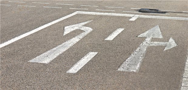 Eine Abbiegespur im Straßenverkehr.