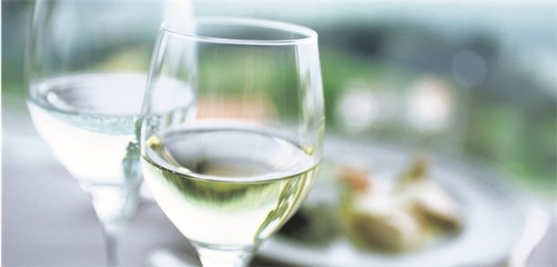 Zwei Gläser Wein? Das lass lieber sein! Wohl bekomm's? Wer am Tag viel Alkohol konsumiert, sollte ab und an wohl besser zu einem Glas Wasser greifen.