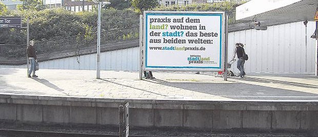 Der Stadtlandarzt - neues Modell für Ärzte? Wohnen in Hamburg, aber die Freiheit als Landarzt im Kreis Harburg genießen - damit werben U-Bahnplakate.