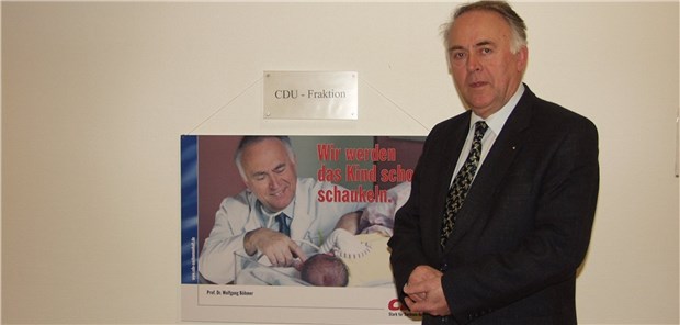 Der Chefarzt, der Ministerpräsident wurde Wolfgang Böhmer in seinem Arbeitszimmer in Wittenberg. Der heute 83-Jährige war Ministerpräsident in Sachsen-Anhalt. Das Foto stammt aus dem Jahr 2002.