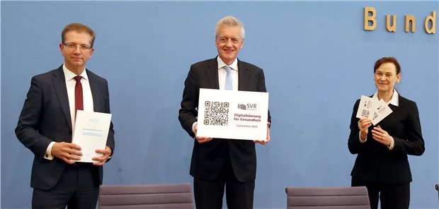 Sachverständige fordern radikales Umdenken beim Digitalisieren Wolfgang Greiner, Ferdinand Gerlach und Petra Thürmann vom Sachverständigenrat zur Begutachtung der Entwicklung im Gesundheitswesen stellen in Berlin das Gutachten „Digitalisierung“ vor.
