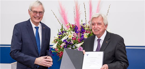 Volker Bouffier ist Dr. med. ehrenhalber der Unimedizin Gießen Dekan des Fachbereichs Medizin der Uni Gießen, Wolfgang Weidner, überreicht die Ehrendoktorwürde an Volker Bouffier