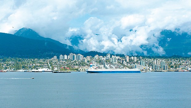 Sportbegeisterung ist in Vancouver und Whistler zu Hause Wolkenkratzer, Hafen und eine massive Bergwand: Der Blick auf Vancouvers Norden zeigt die unglaubliche Vielfalt der Großstadt. Vor der Arbeit wird hier oft noch Sport getrieben.