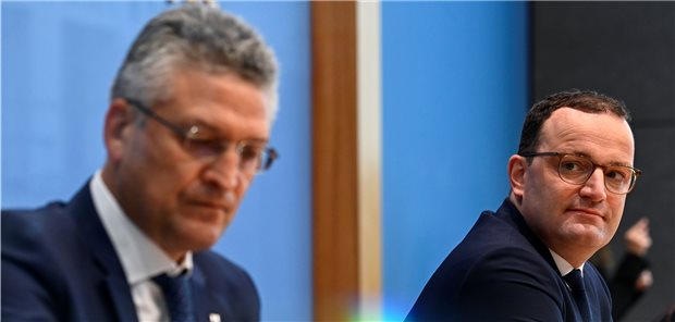 Spahn und Wieler laden Ärzte zur virtuellen Diskussion ein Wollen Ärzte für Impfprogramme gegen Corona gewinnen: RKI-Präsident Professor Lothar Wieler (links) und Gesundheitsminister Jens Spahn.