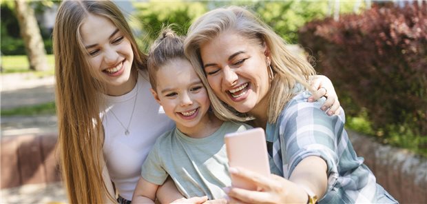 Wollen Ärztinnen ihre Fortbildung wegen ihrer Kinder verlängern, können sie dies nicht eigenmächtig tun, wenn sie keine KV-seitigen Honorarkürzungen hinnehmen wollen. Dafür ist ein Antrag notwendig, so das LSG Stuttgart.