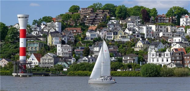 Wollen die Ärztinnen und Ärzte in Hamburg nur nach Blankenese? Nein, sagt die KV. Im Stadtstaat gebe es keine Hinweise darauf, dass sozial benachteiligte Stadtteile grundsätzlich schlechter versorgt seien als diejenigen, in denen die gut Betuchten wohnen.