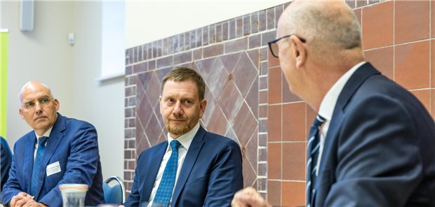 Neue Modellregion Gesundheit Lausitz eröffnet Wollen die Gesundheitsversorgung in der Lausitzer Region zukunftsfest machen (v.l.n.r.): Eckhard Nagel, Gründungsvorstand der Medizinischen Universität Lausitz, Sachsens Ministerpräsident Michael Kretschmer und sein Brandenburger Pendant Dietmar Woidke.
