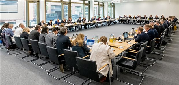 Pflegelobby ruft nach Sitz im Gemeinsamen Bundesausschuss Wollen einen Platz im abgebildeten Plenum des Gemeinsamen Bundesausschusses: die Pflegekräfte.