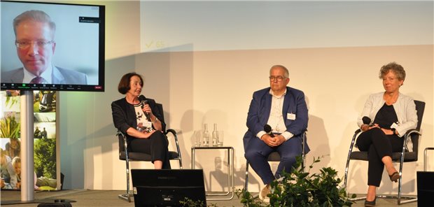 Wollen „raus aus der Komfortzone“: Prof. Wolfgang Greiner (am Bildschirm), Dr. Monika Schliffke, Franzel Simon und Dr. Susanne Klein (von links) diskutierten beim Norddeutschen Dialog der Barmer in Lübeck über sektroenübergreifende Zusammenarbeit und Versorgungsplanung.