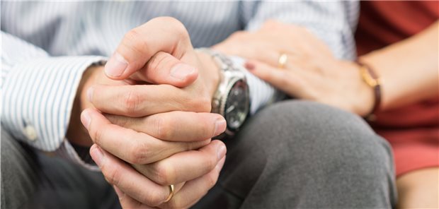 Wollen sie dem Partner oder der Partnerin nicht zur Last fallen? Krebskranke, die Suizid begangen hatten, waren einer Studie zufolge seltener alleinstehend und hatten zudem seltener psychische Erkrankungen.