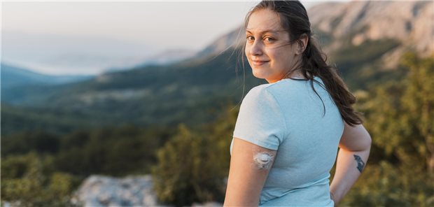 Grippeimpfung bei Diabetes: Risiko für Folgen senken Woman with diabetes standing on top of the hill and looking at camera
