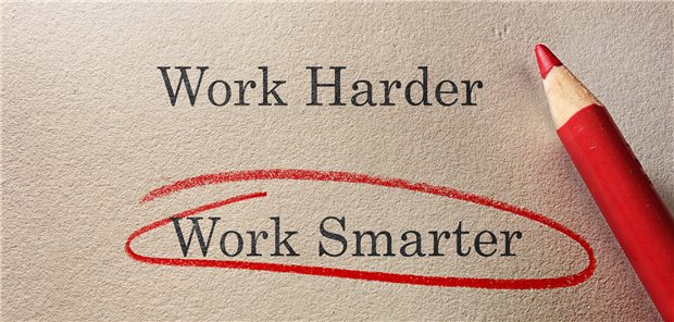 Stift umkreist die Wörter "Work Smarter"