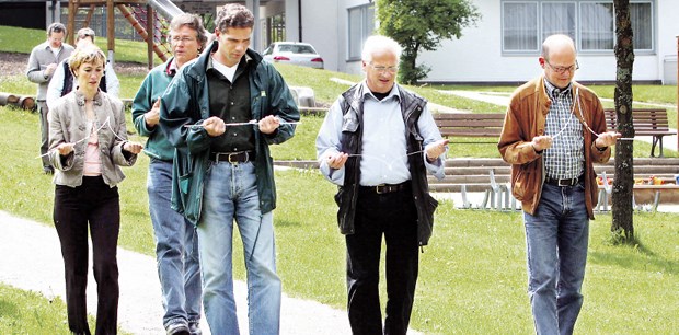 Von Skeptikern und Wünschelrutengängern Wünschelrutengänger beim Erlernen ihres Handwerks - die Gesellschaft zur wissenschaftlichen Untersuchung von Parawissenschaften meldet Zweifel an der Wirksamkeit dieser Methode beim Suchen nach Wasser an.