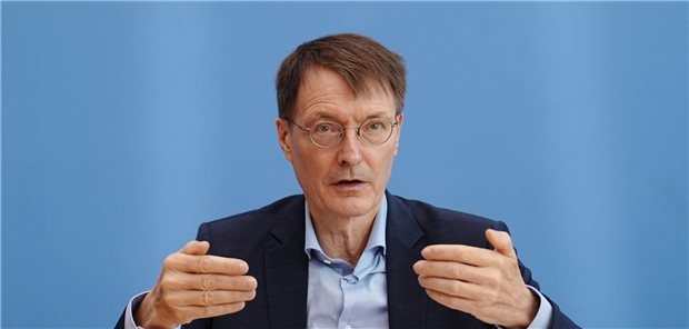 Lauterbach: Impfen geht vor Bürokratie Karl Lauterbach (SPD), Bundesminister für Gesundheit, spricht während einer Pressekonferenz zur aktuellen Corona-Lage