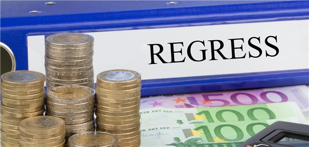 KBV hat mit Klage gegen Regress-Vorgaben der Schiedsstelle keinen Erfolg Ein Aktenordner mi der Aufschrift „Regress“ vor Geldscheinen