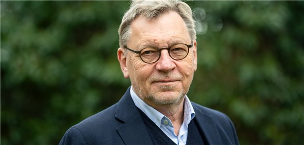 Hausärzteverband für allmähliche Abkehr von Impfpriorisierung Ulrich Weigeldt, Bundesvorsitzender vom Deutschen Hausärzteverband, aufgenommen im Garten seines Hauses.