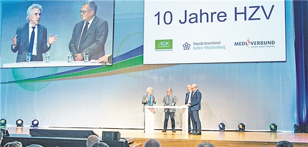 Würdigten die HZV (oben, v.l.): Dr. Christopher Hermann (AOK Baden-Württemberg), Dr. Berthold Dietsche (Hausärzteverband), unten: Dr. Werner Baumgärtner (Medi, 2.v.r), Moderator Wolfgang van den Bergh („Ärzte Zeitung“, r.).