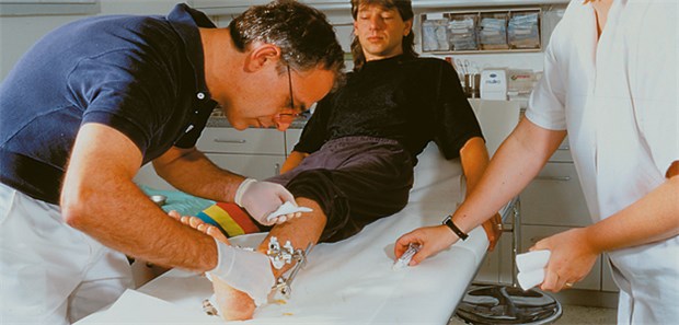 Wundkontrolle: Das ist nach Ansicht von Sozialrichtern keine nachstationäre Leistung, sondern durch die ambulante Versorgung abgedeckt.