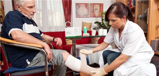 Wundversorgung beim Patienten zu Hause: Wie oft dies geschieht, sollen Pflegefachkräfte künftig mitentscheiden.