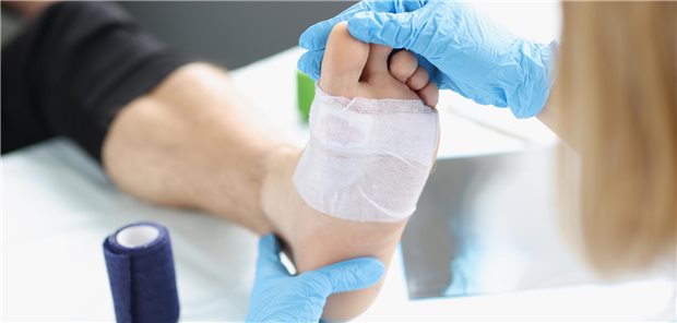 Wundversorgung wird typischerweise von speziaslisierten Pflege- und Homecarekräften übernommen.