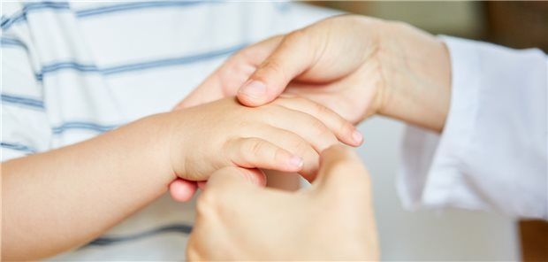 Wurde die Kinderhand gequetscht? Wenn dann das Nagelbett eines gequetschten Kinderfingers operativ versorgt werden muss, muss die Nagelplatte womöglich nicht wieder eingesetzt werden – so eine Studie.