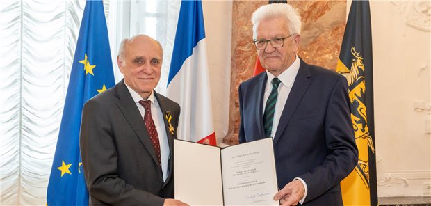 Hohe Auszeichnungen für Kardiologe Professor Hugo A. Katus Wurde von Ministerpräsident Winfried Kretschmann (r.) für seine Verdienste geehrt: Professor Hugo A. Katus.